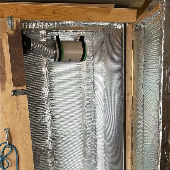 Reflective Insulated Grow Tent - Picture 1 of 3